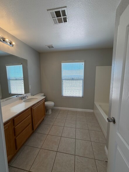 Building Photo - 9521 Grand Fir Ct