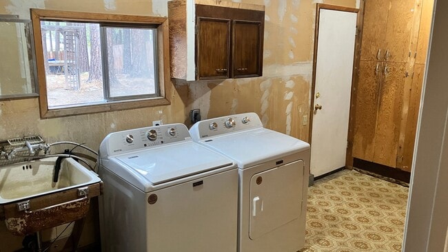 Building Photo - Furnished rental with large fenced back yard.