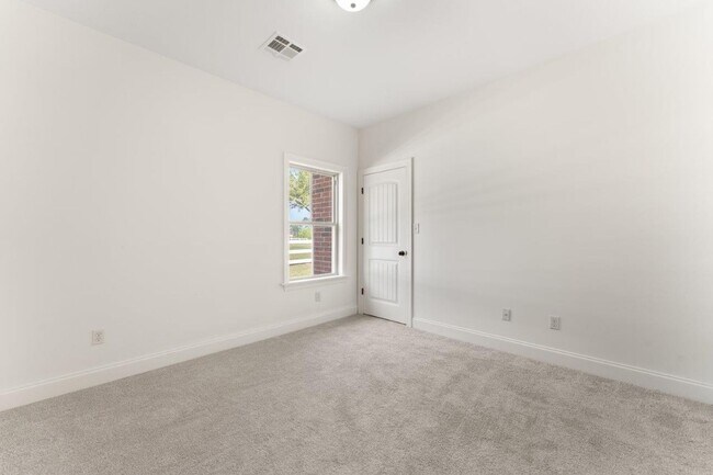 Building Photo - 4150 Primrose Dr