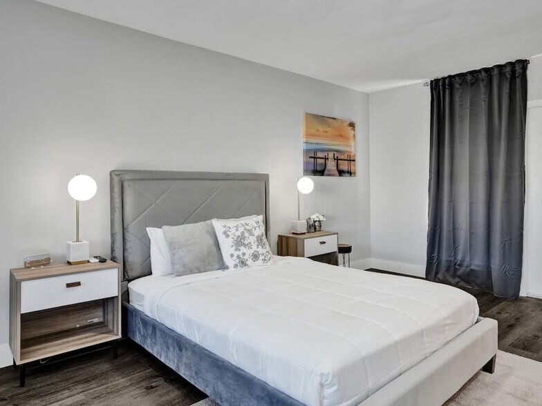 Building Photo - 3204 NE 9th St