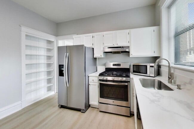 Building Photo - 2114 W Byron St