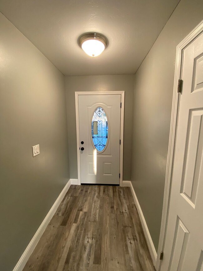 Building Photo - Gorgeous 3 BD 2 BA remodeled home availabl...
