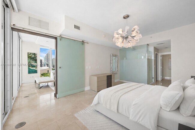 Building Photo - 2020 N Bayshore Dr