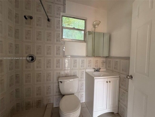 Building Photo - 906 SW 14th Ave