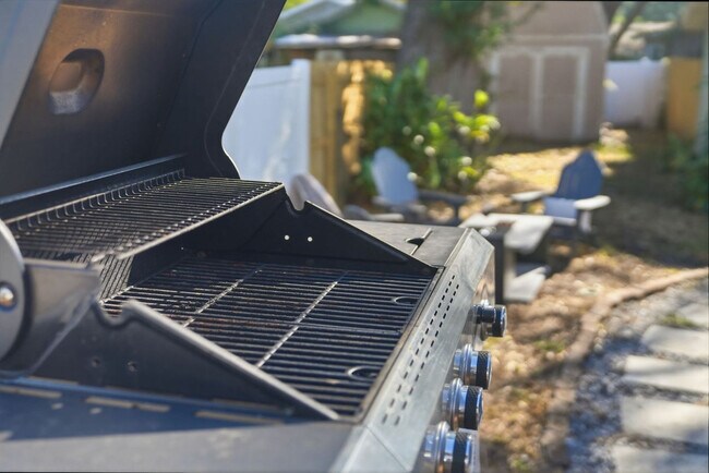 Building Photo - 720 1/2 West Woodlawn Avenue-SI ID1271939P