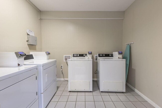 Building Photo - 405 Plantation Rd