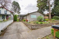 Building Photo - 609 W McLoughlin Blvd