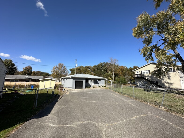 Tons of parking area - Overall view - 6120 Pinedale Dr