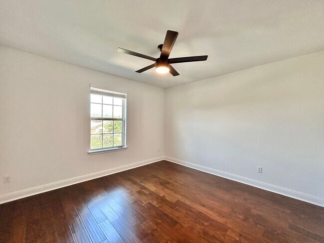 Building Photo - Beautiful and Contemporary 3 BR / 2.5 BA H...