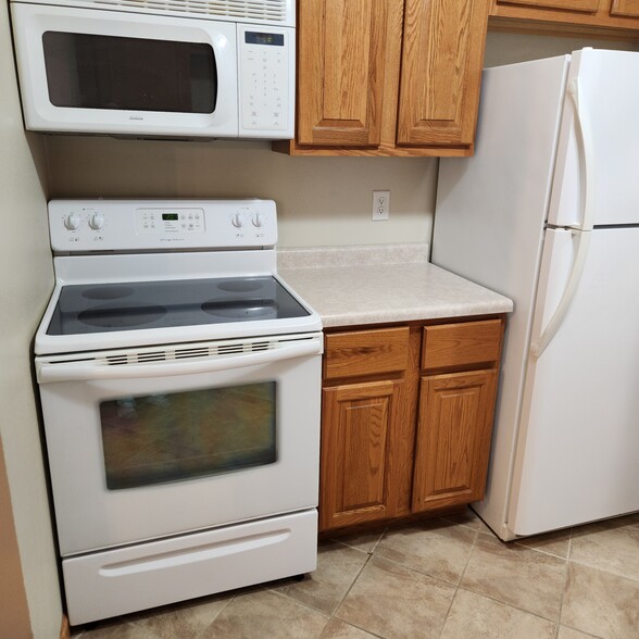Kitchen - 524 Marshal Ct