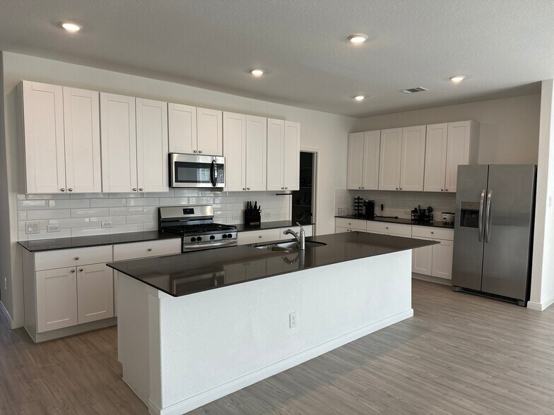 Building Photo - 5405 Basil Trce
