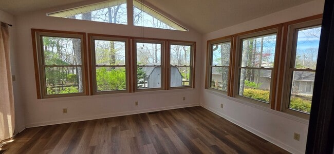 Building Photo - Location, Location, Location! This 3 bedroom / 2 bath is located within walking distance to Druid...