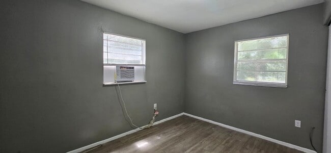 Building Photo - 2/1 move In Ready