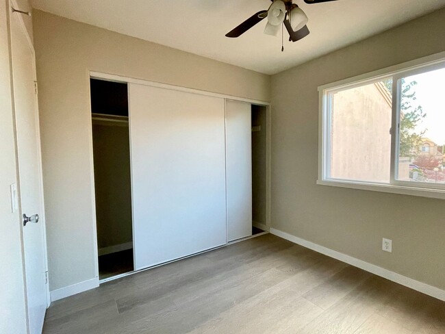 Building Photo - Newhall - 3 bedroom, 2.5 bath condo