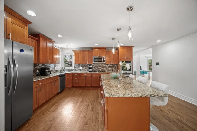 Building Photo - 9157 S Avers Ave