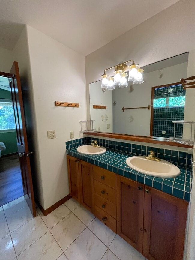 Building Photo - Spacious 4-Bedroom Retreat in Haiku with S...