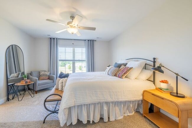 Building Photo - Great floor plan, Washer and Dryer Included! Now Offering ONE MONTH FREE RENT!!