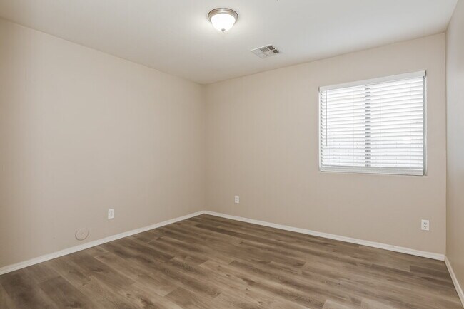 Building Photo - 32647 N Cherry Creek Rd