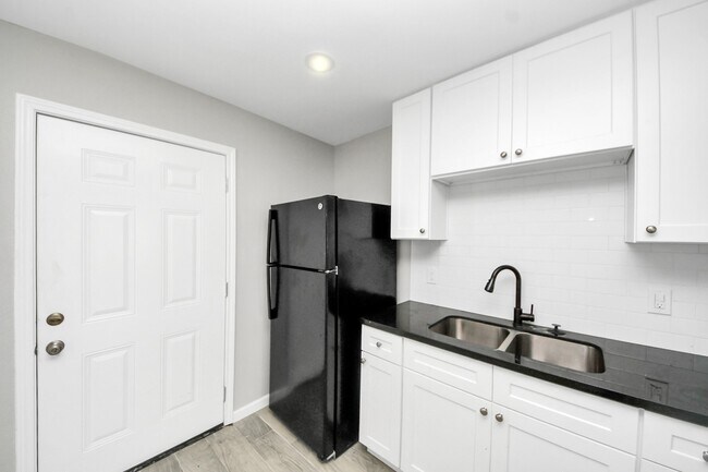 Building Photo - 5435 Pardee St