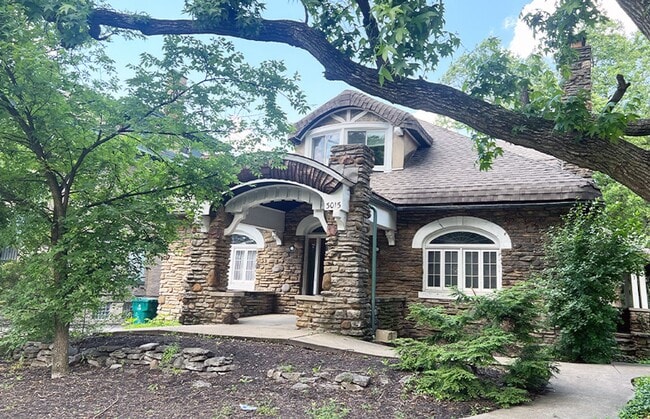 Primary Photo - 3015 Clifton Ave