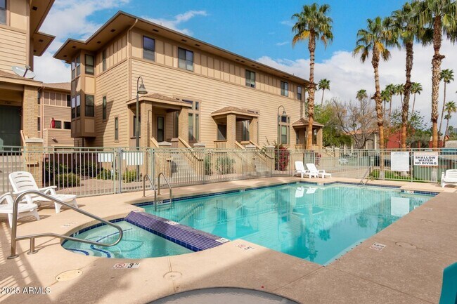 Building Photo - CUTE TOWNHOME AVAILABLE NOW NEAR TEMPE TOWN LAKE!!!