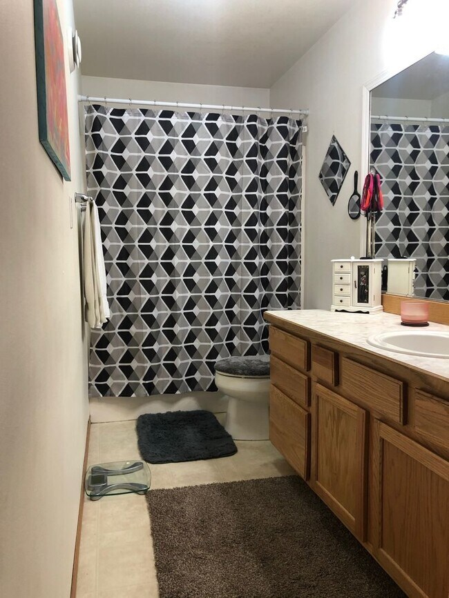 Building Photo - 711 B St