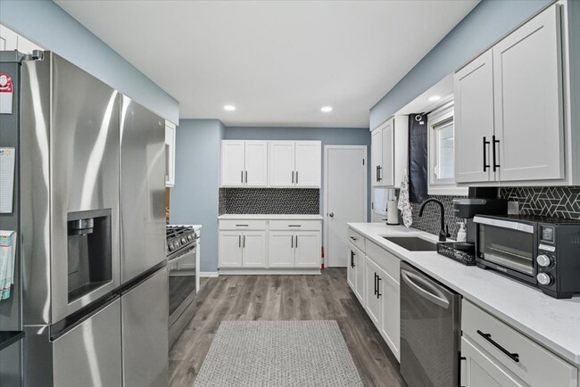 Building Photo - 830 Russell Ave