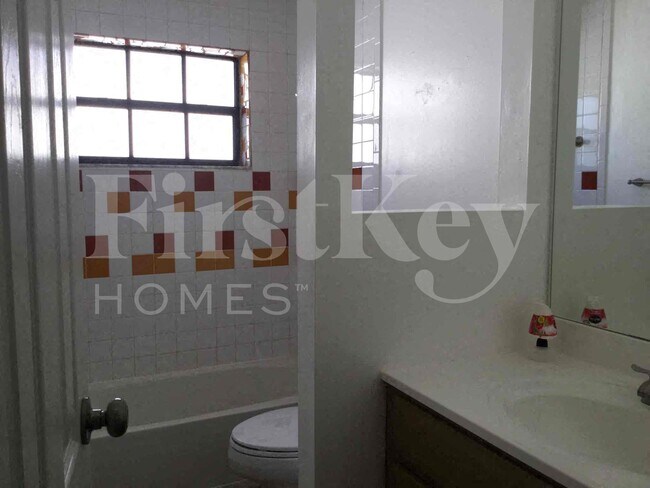 Building Photo - 8801 N Bermuda Dr