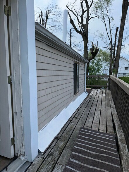 Building Photo - 623 E Lake Ave