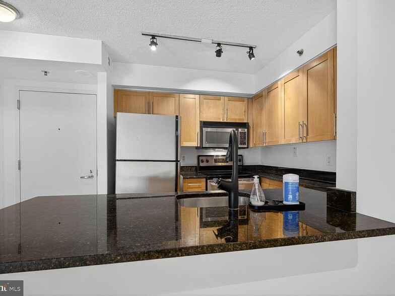 Kitchen - 7500 Woodmont Ave