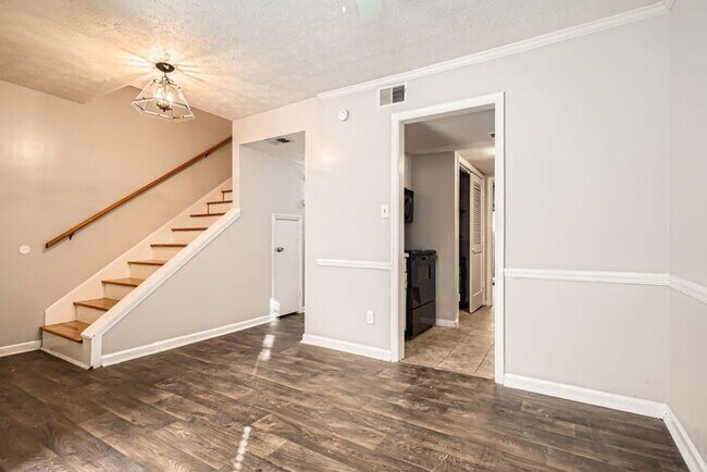 Building Photo - Charming 2-Bedroom Town Home for Rent in Morrow, GA