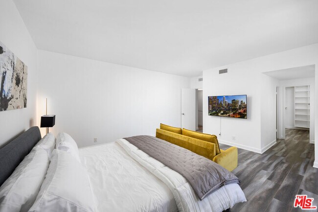 Building Photo - 321 S San Vicente Blvd