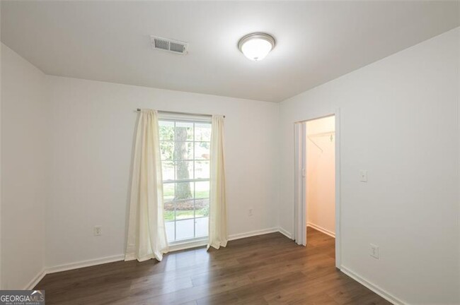 Building Photo - 83 Lucia Dr SE