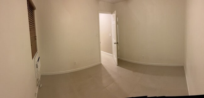 Building Photo - Pet Friendly, Ground Level, W/D, AC, Great...