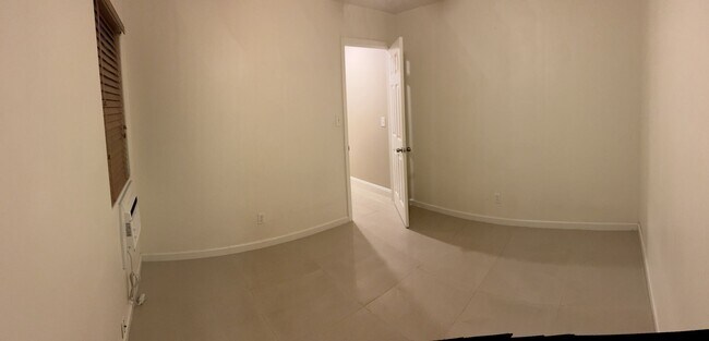 Building Photo - Pet Friendly, Ground Level, W/D, Great Location, Private fenced yard!
