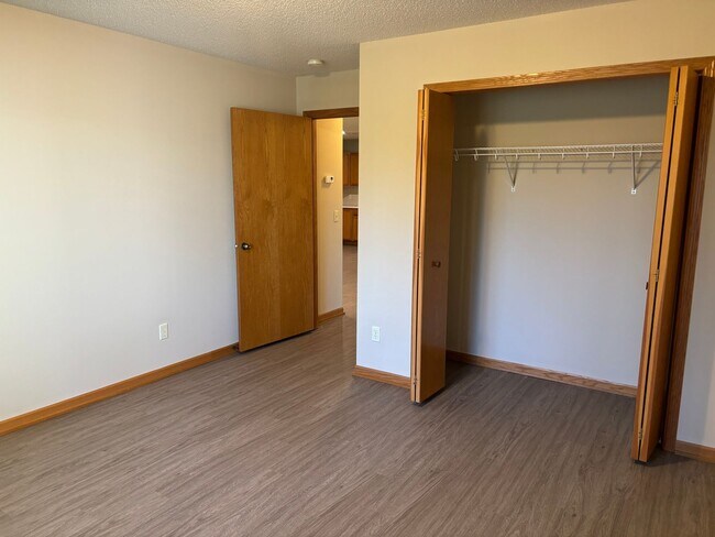 Building Photo - Updated One Level 2 Bedroom Townhome