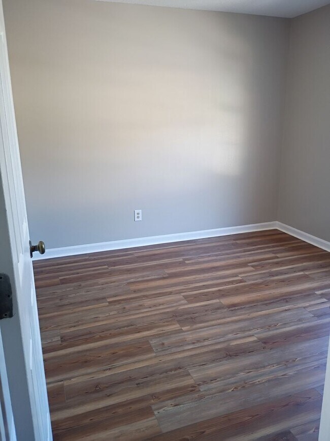 Building Photo - MOVE IN READY