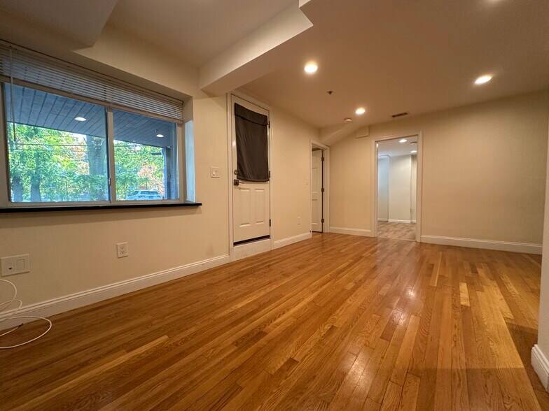 Building Photo - 1805 Beacon St