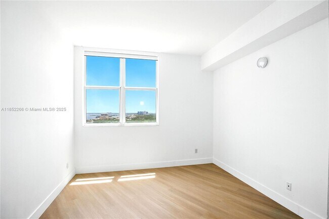 Building Photo - 2475 Brickell Ave