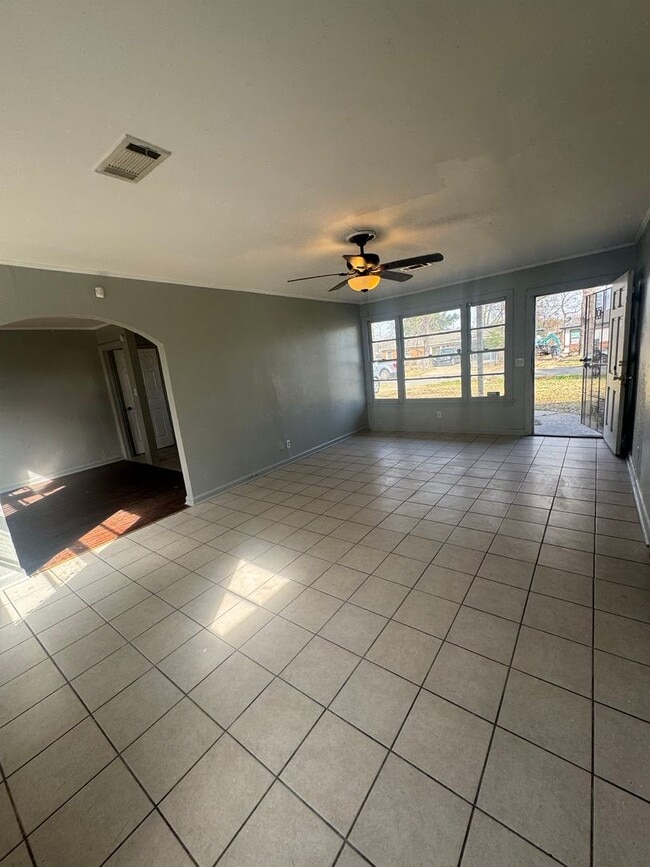 Building Photo - Beautiful 3 bedroom Home off Mansfield