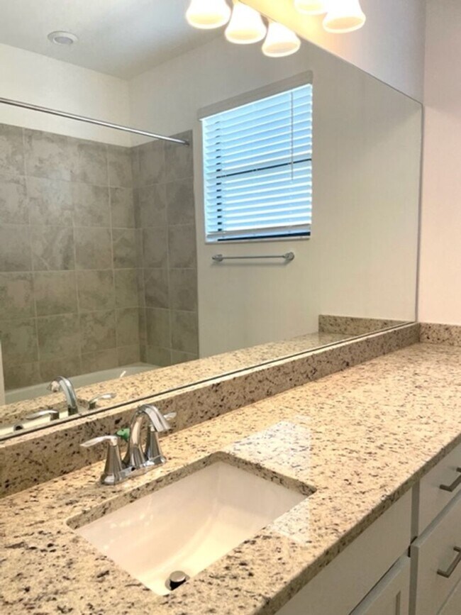 Building Photo - 3/2.5 TOWNHOUSE LORRAINE LAKES No deposit ...