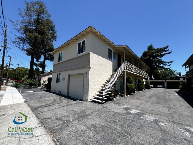Building Photo - $1895 - Cozy 1/1 located near the Rose Garden