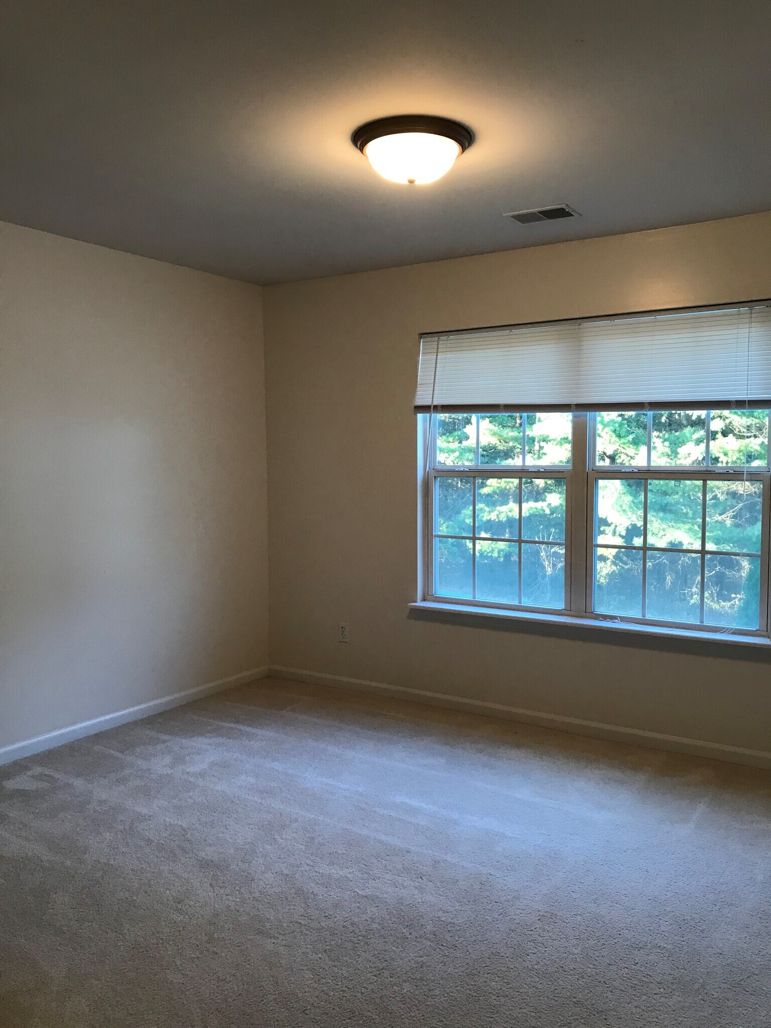 Building Photo - 668 Olde English Cir
