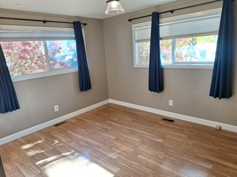 Building Photo - 2437 N Curtis Rd