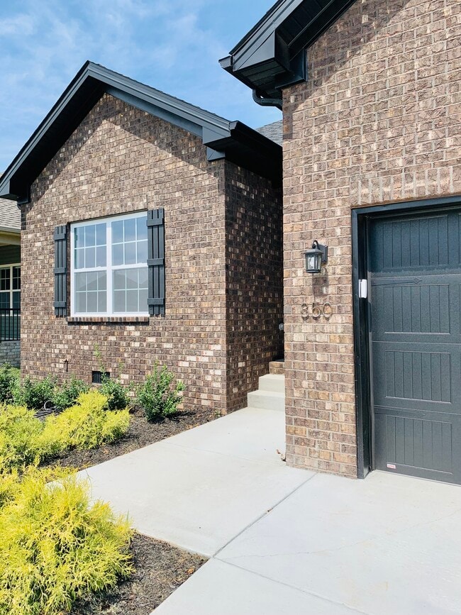 Building Photo - 850 McIntyre St