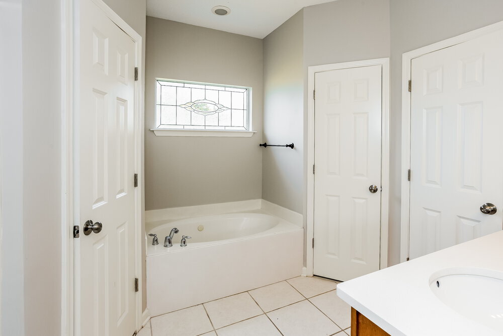 Building Photo - 610 Classic Dr N