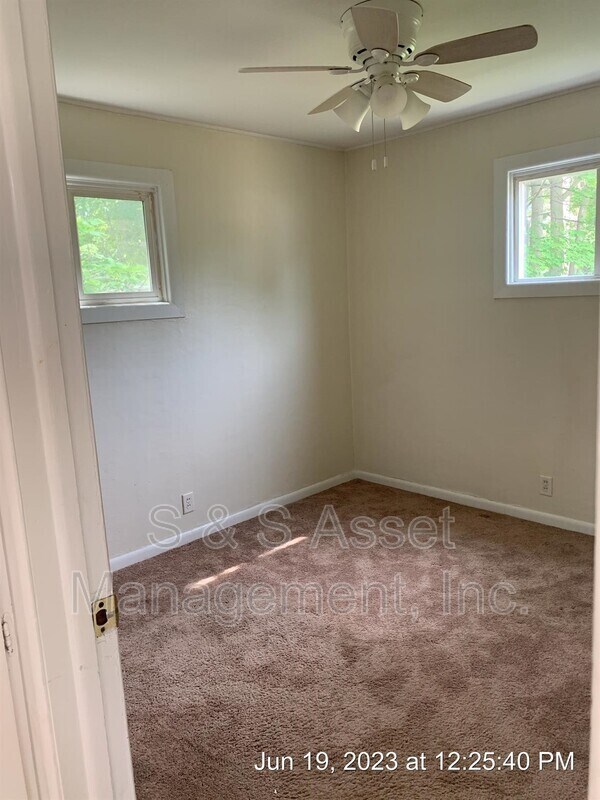 Building Photo - 3412 N Larch St