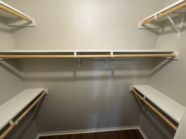 Building Photo - Three bed two bath in Fischer close to Can...