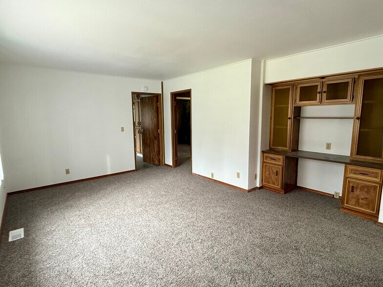 Built in Desk in dining room - 625 S Evergreen Rd