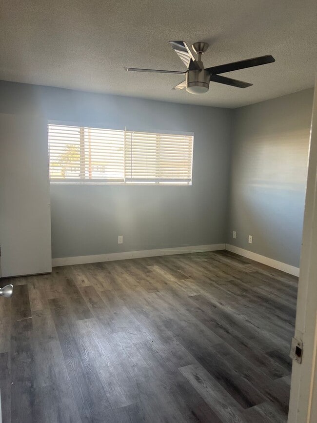 Building Photo - Beautiful 2 bedroom 1 1/2 bath town home l...